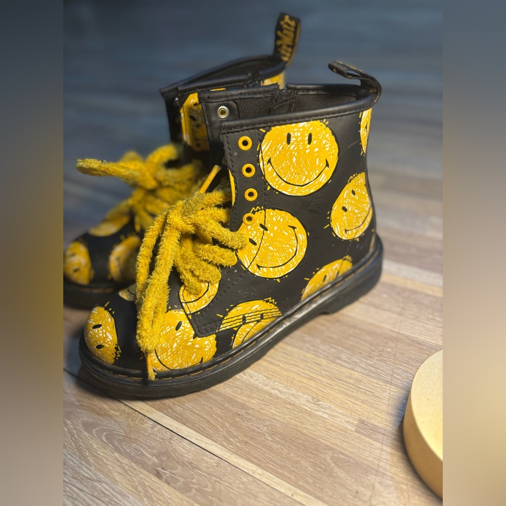 Dr. Martens JUNIOR 1460 SMILEY® HYDRO LEATHER LACE UP BOOTS